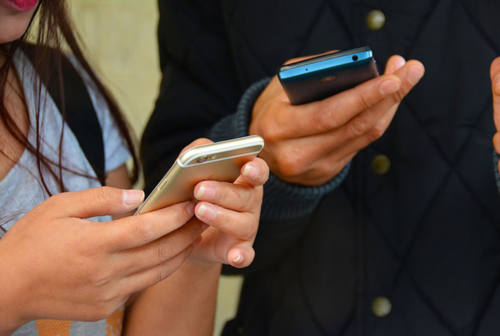 Giovani e smartphone, quasi il 70% manda messaggi e non risponde a chiamate. La psicologa: «Più difficile sbagliare»