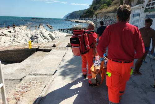 Ancona: malore al Passetto, ma la barella non riesce a passare. Sanitari a piedi per 60 metri