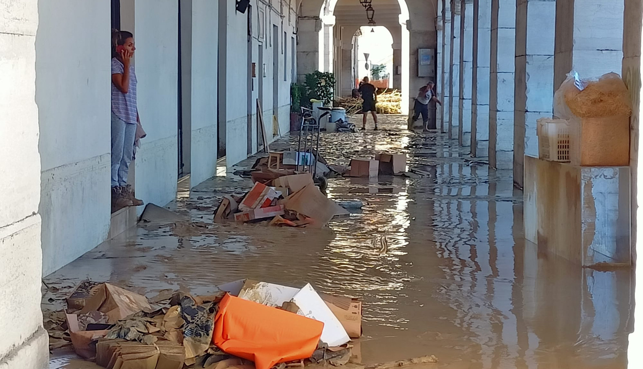 I portici Ercolani di Senigallia invasi da acqua e fango dopo l'alluvione del 15 settembre 2022