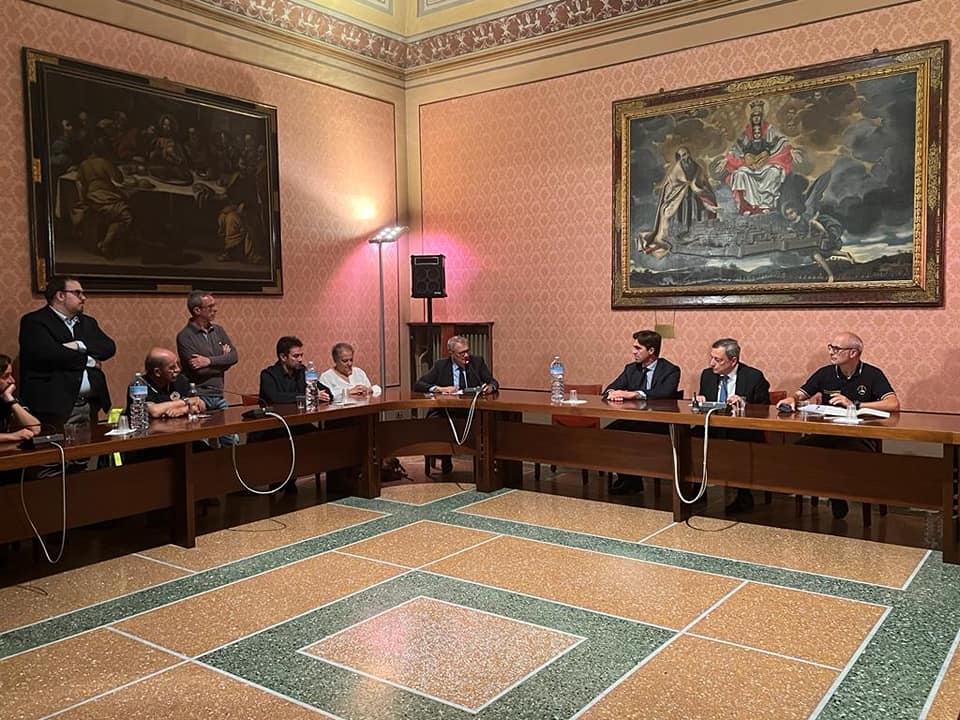 La riunione a Ostra a cui ha partecipato il premier Draghi dopo il maltempo del 15 settembre 2022. Presente anche il sindaco di Arcevia Dario Perticaroli