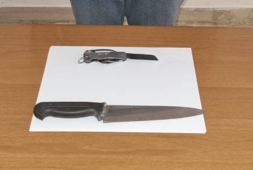 Ancona, «vi faccio fuori tutti» ai poliziotti che gli sequestrano due coltelli: deferito pregiudicato pugliese
