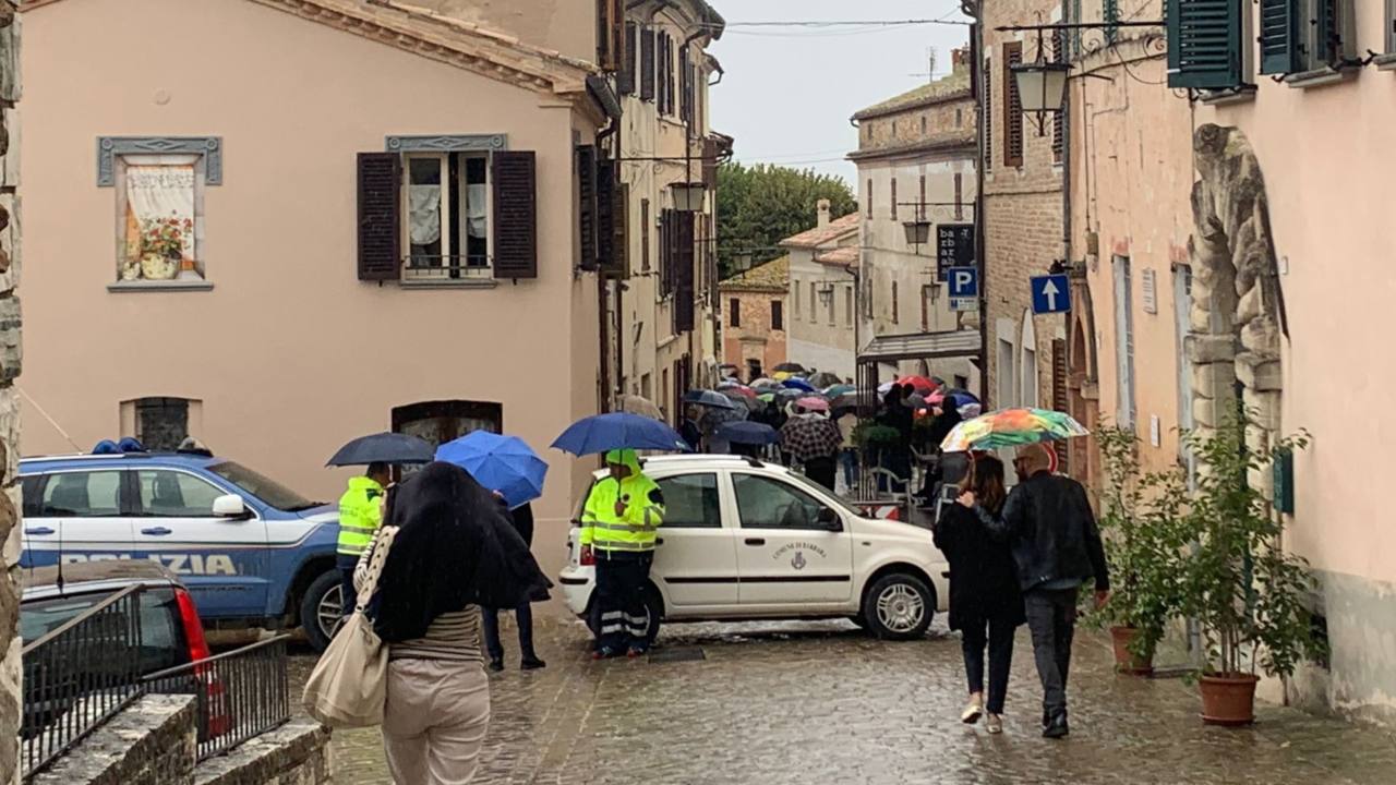 Folla di persone al funerale per il piccolo Mattia Luconi a Barbara