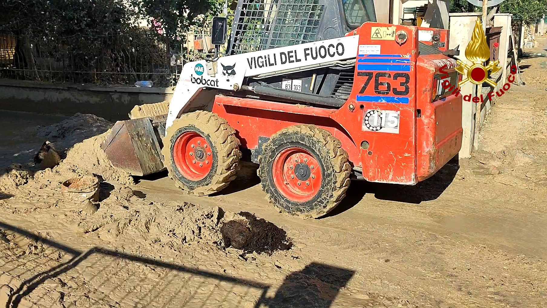 I lavori per sistemare le zone colpite dall'esondazione del fiume Nevola