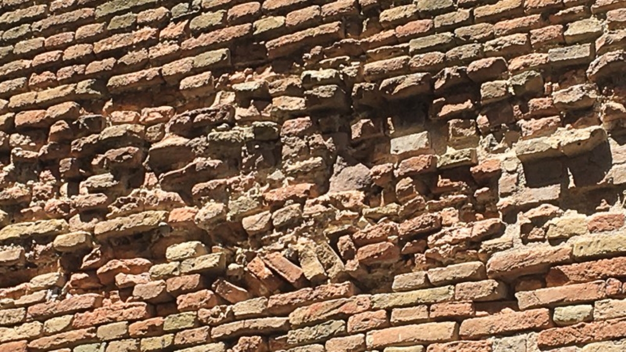 Il disfacimento delle antiche mura di Corinaldo in via del Bargello