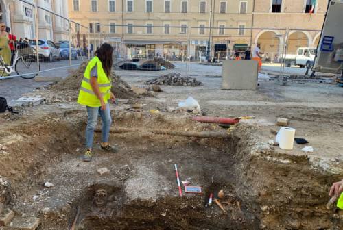Pesaro, lavori in piazza del popolo: trovati due scheletri risalenti al Medioevo