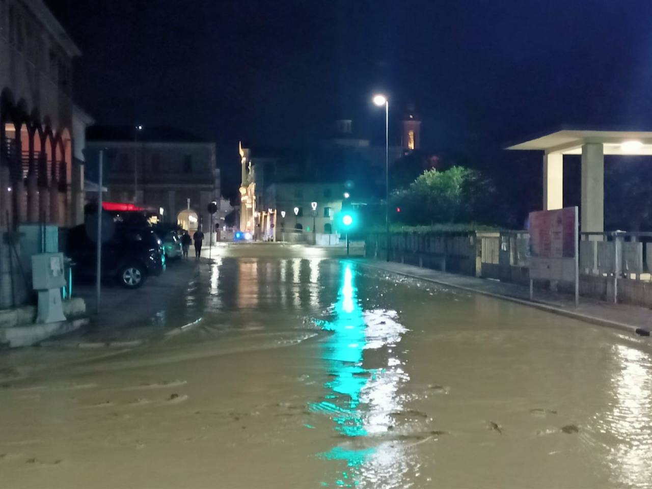 Da ponte Garibaldi è fuoriuscita l'acqua del fiume Misa che ha invaso la zona dello stadio Bianchelli, via Piave e via Verdi