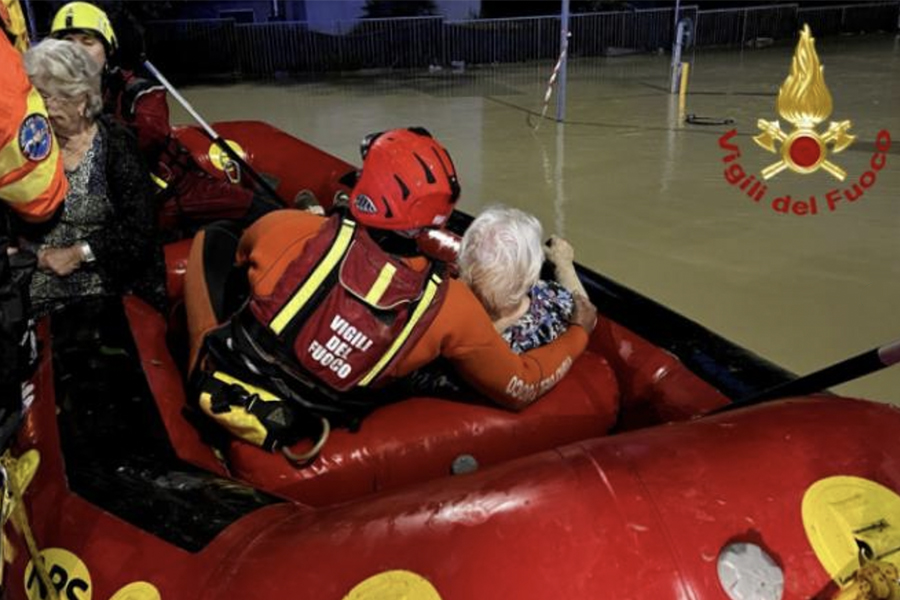 I soccorsi dei vigili del fuoco durante l'alluvione del 15 settembre 2022 nel senigalliese