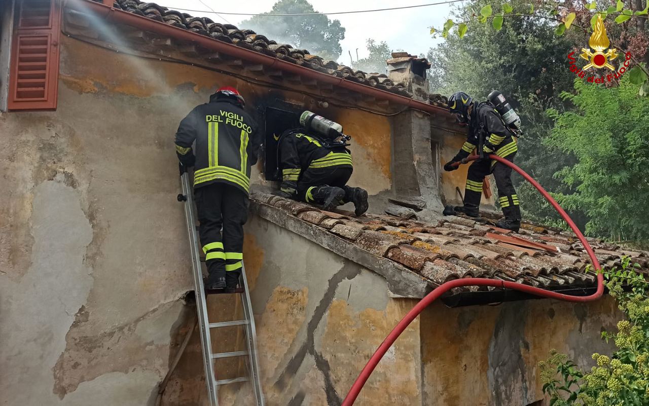 L' intervento dei vigili del fuoco per domare un incendio a Montemarciano