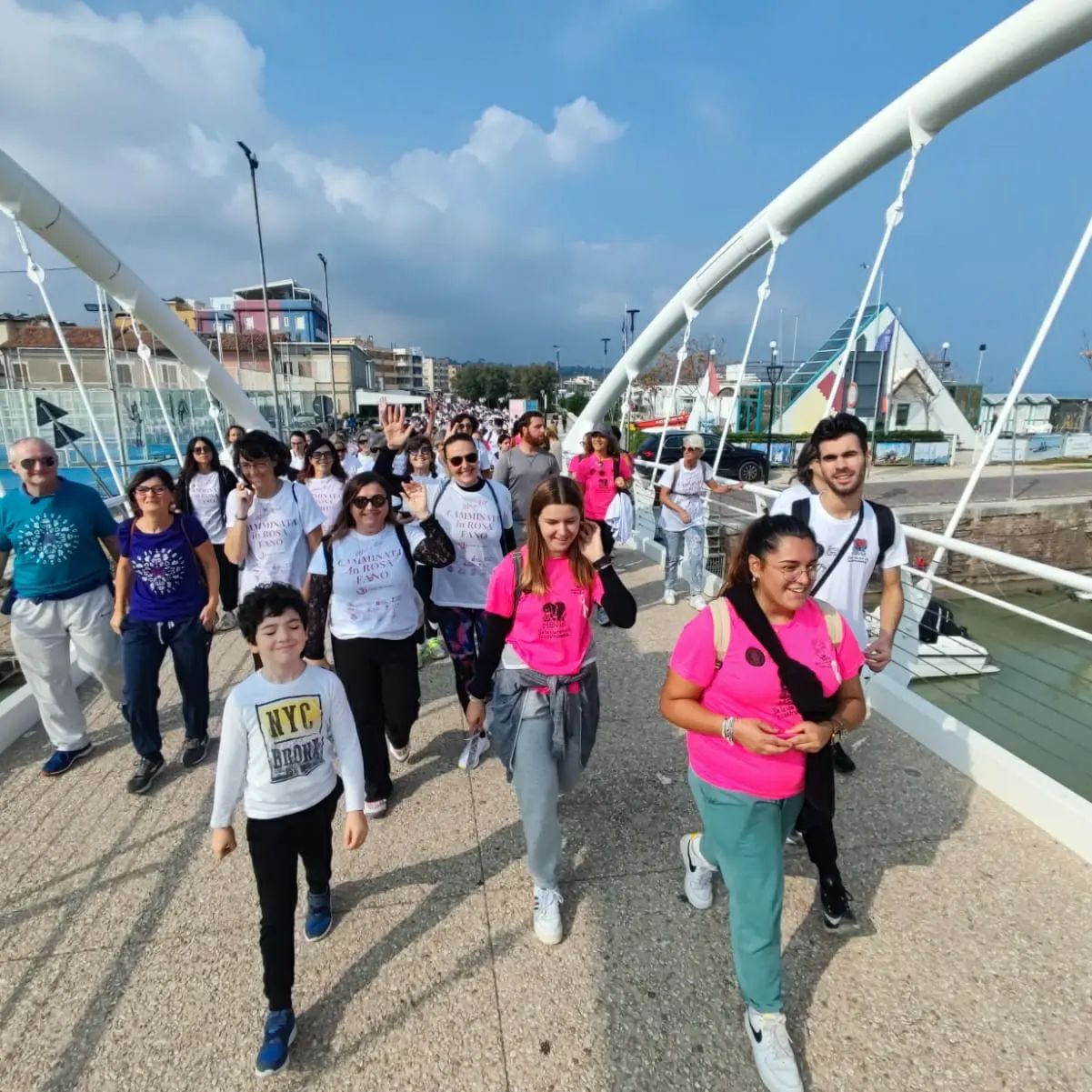 Fano, successo per la camminata in rosa