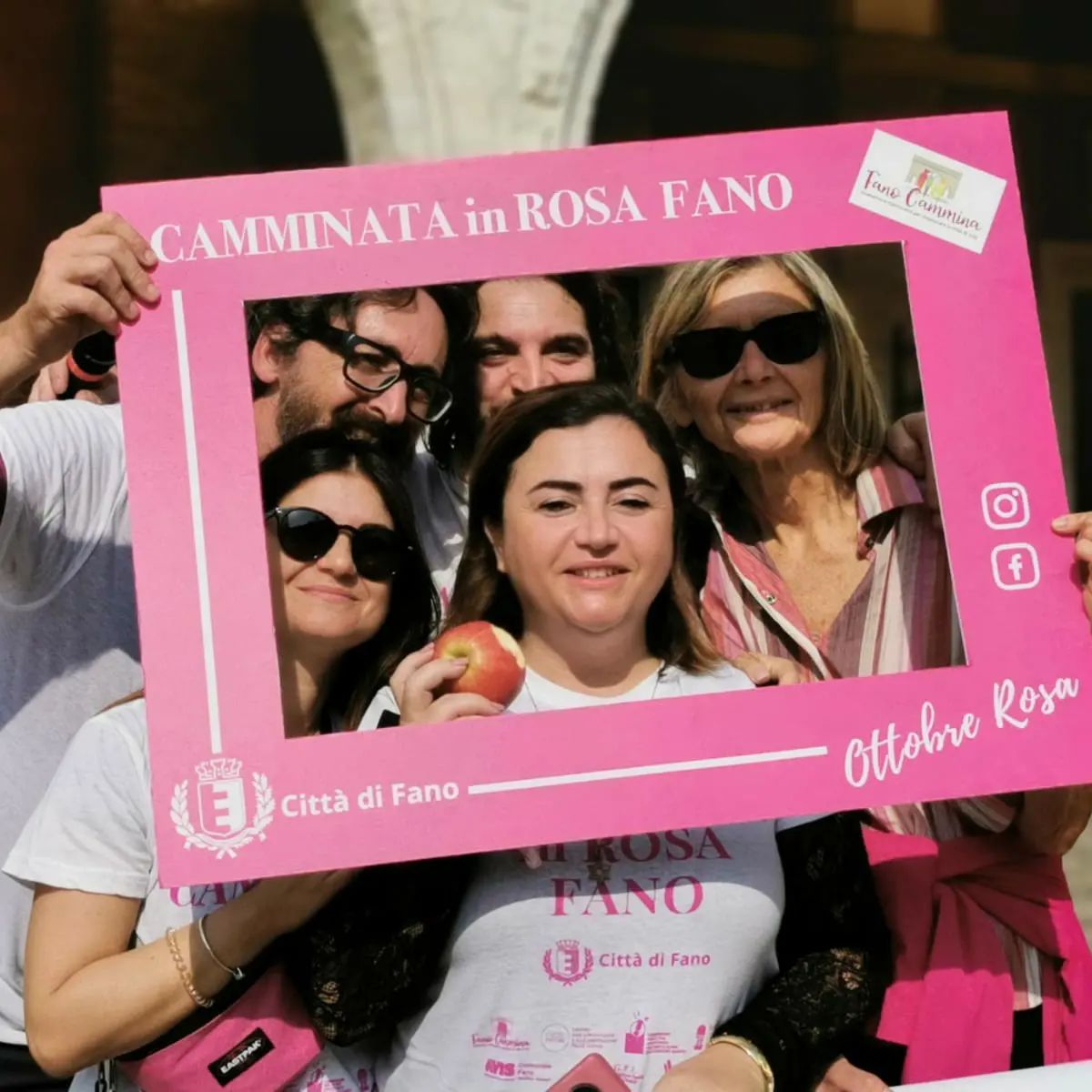 Fano, successo per la camminata in rosa