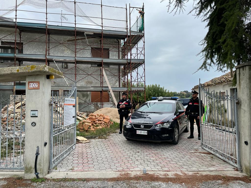 La pattuglie dei Carabinieri davanti l'abitazione al Filetto di Senigallia dove è avvenuto il decesso della 77enne Valeria Baldini