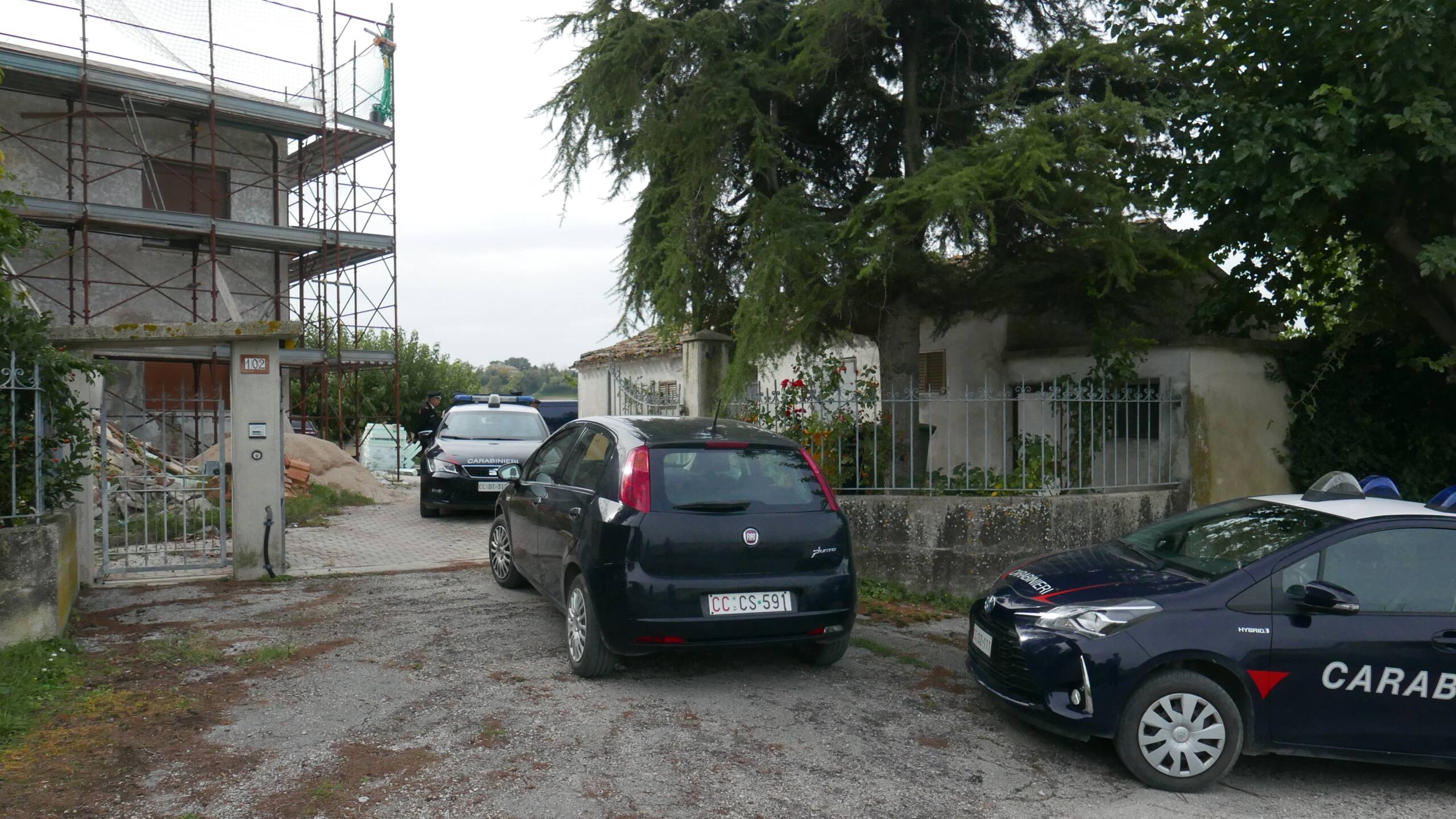 La pattuglie dei Carabinieri davanti l'abitazione al Filetto di Senigallia dove è avvenuto il decesso della 77enne Valeria Baldini