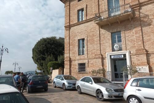 Loreto, fermato per un controllo: in auto nascondeva droga e contanti. In manette un 19enne