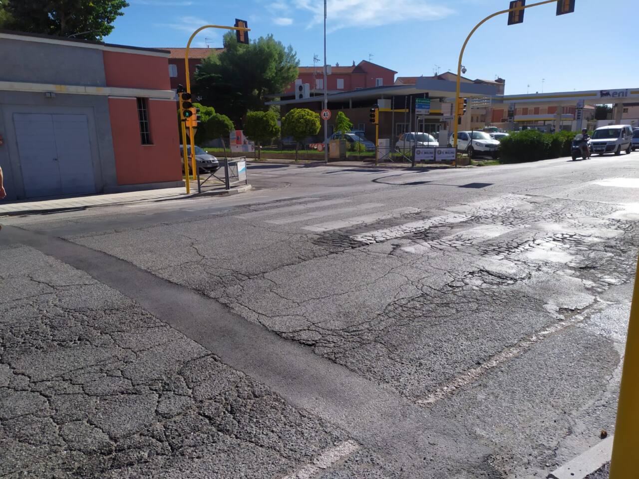 Rovinato il manto stradale all’incrocio di via Sanzio con via Cilea e via Zanella, a Senigallia