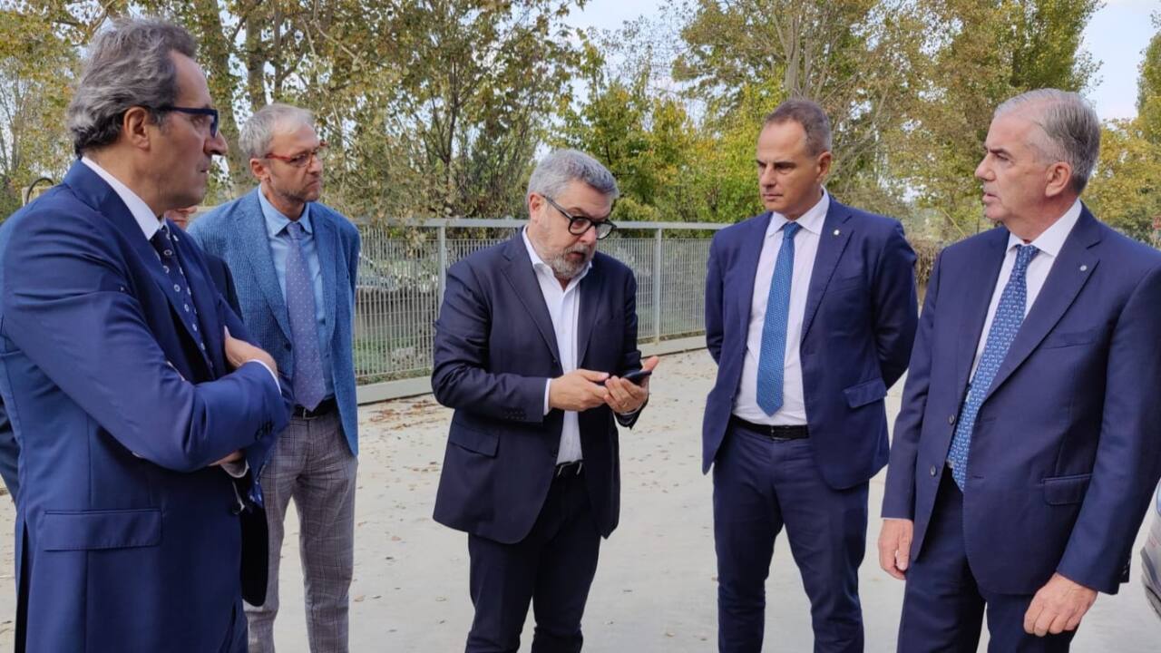 Il sindaco di Senigallia Massimo Olivetti ha incontrato a Ostra i vertici regionali e il presidente nazionale di Confartigianato Marco Granelli, in visita alle imprese alluvionate