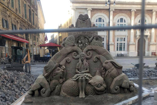 Pesaro, in piazza del Popolo c’è la scultura di sabbia di Toshihiko Hosaka: ma è un fotomontaggio