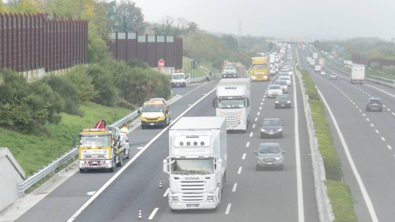 Traffico lungo l'autostrada A14 all'altezza di Senigallia