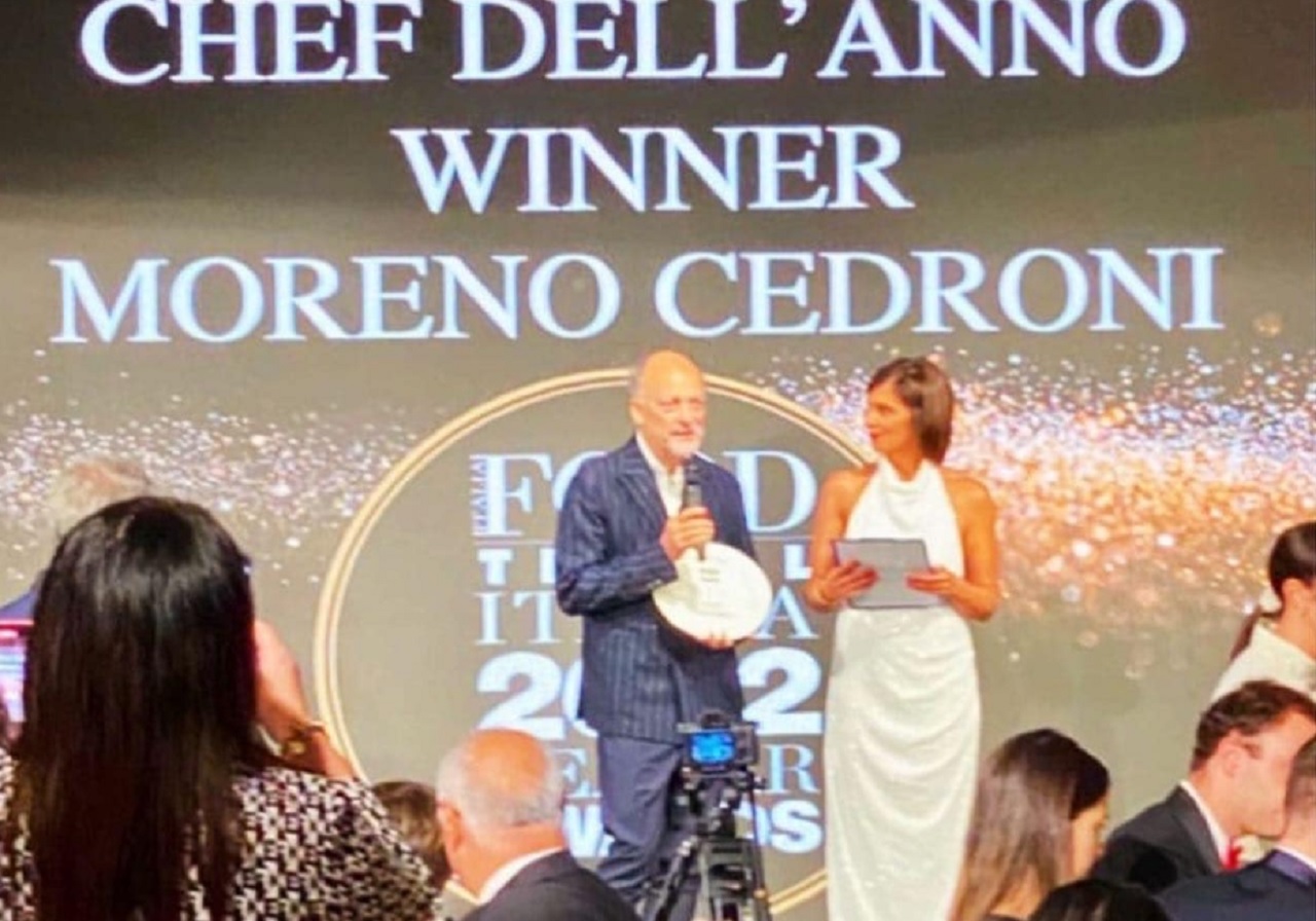 Moreno Cedroni ritira il premio chef dell’anno 2022 conferitogli da Food and Travel Italia