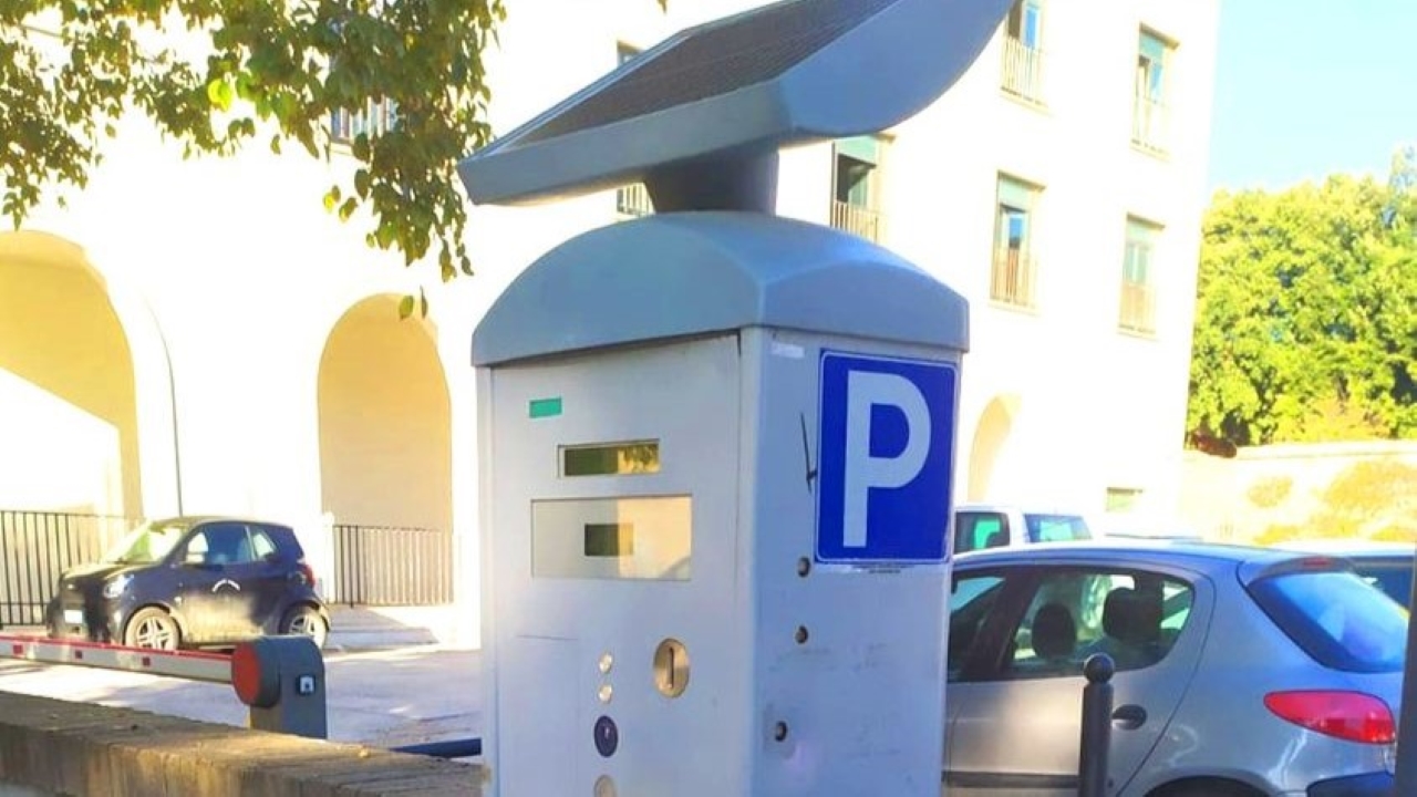 Uno dei parcometri in viale Leopardi a Senigallia