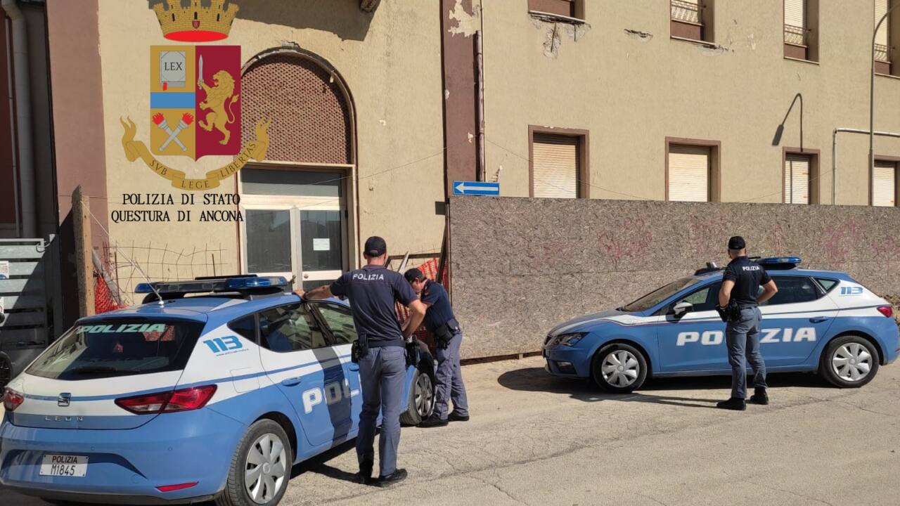 La Polizia impegnata nei controlli anti abusivi all'ex hotel Marche di Senigallia