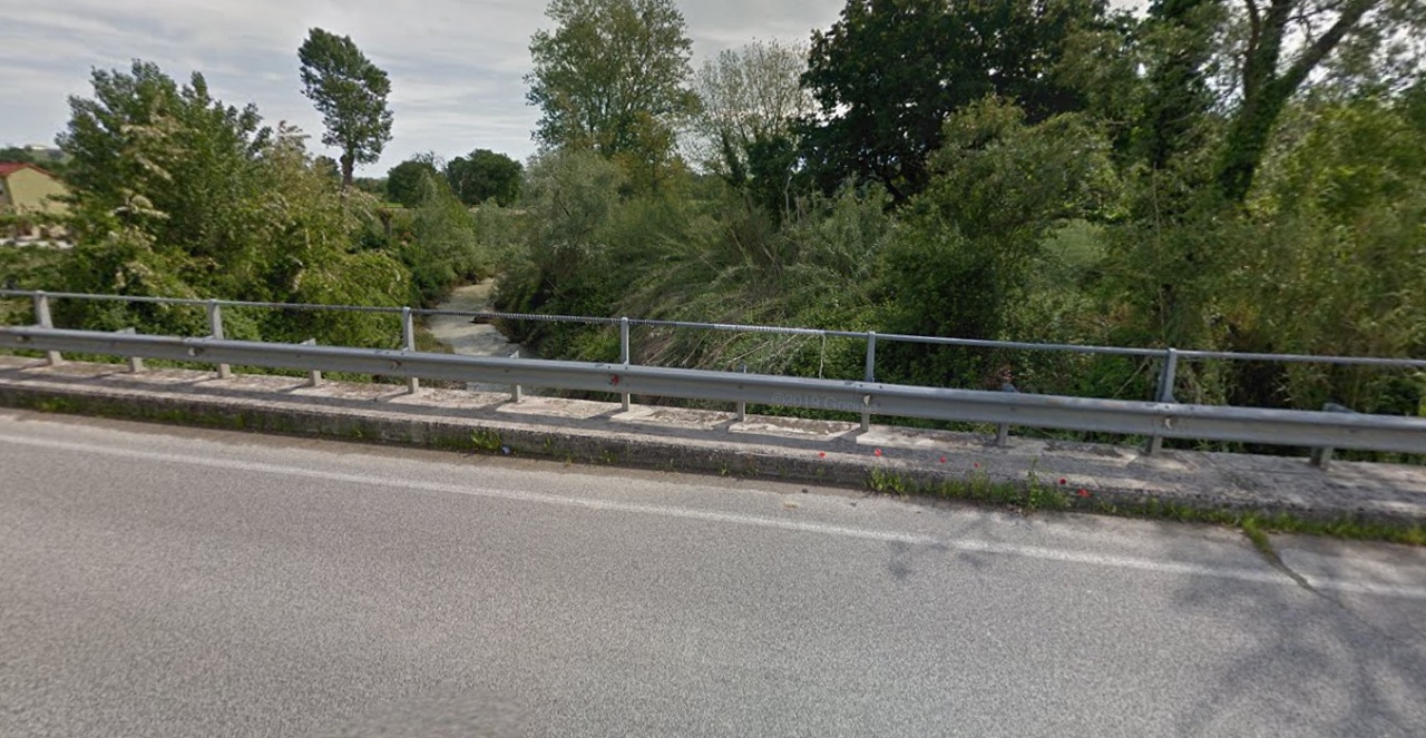 Dalla strada provinciale 17 si vede il normale livello del fiume Nevola che il 15 settembre 2022 è esondato sormontando il ponte del Burello