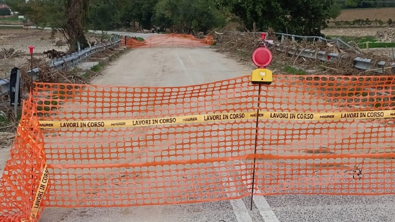 Ancora chiuso a un mese dall'alluvine il ponte del Burello tra Corinaldo e Ostra Vetere