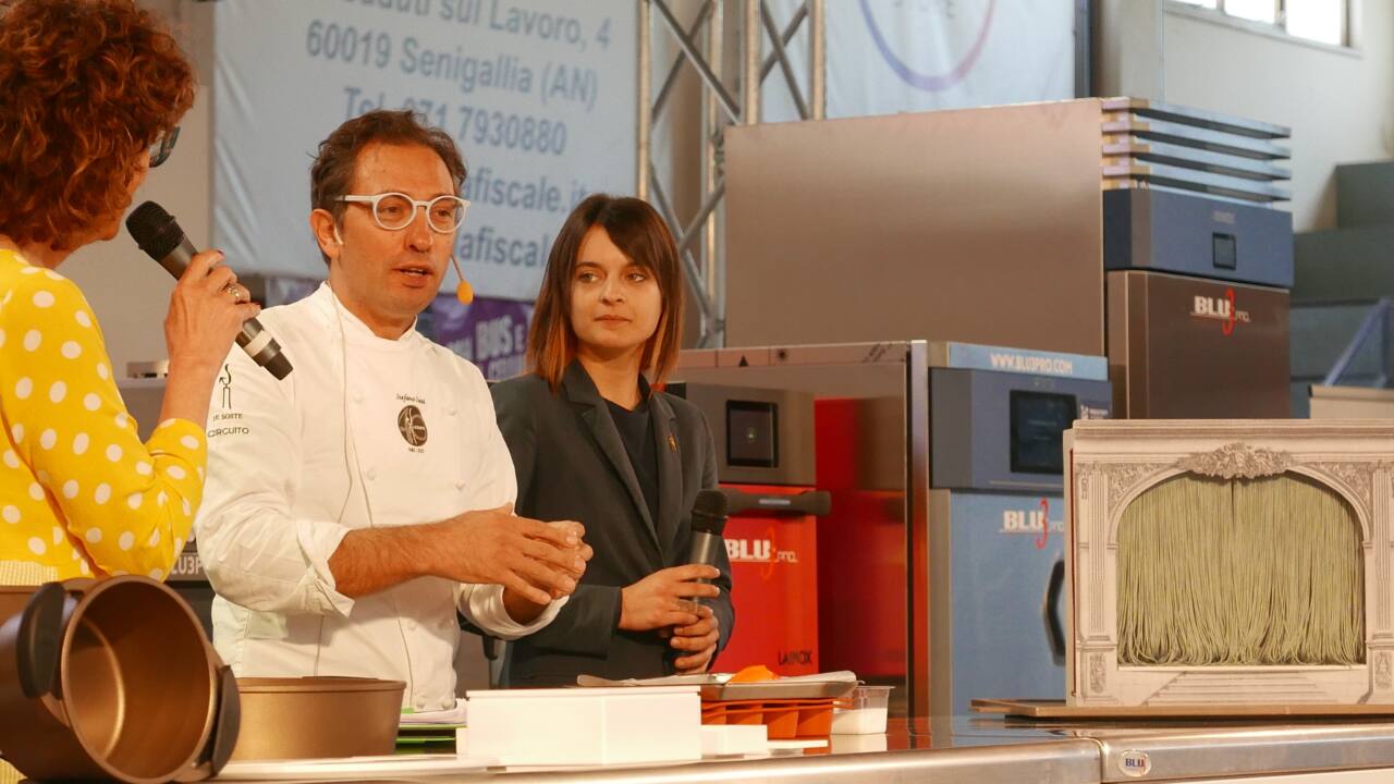 L'esibizione dello chef Stefano Ciotti alla 35esima conferenza annuale Aeht a Senigallia, con la strumentazione di Blu 3 Professional