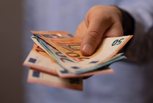 Pesaro, trova una cartella con 1000 euro in contanti e la restituisce