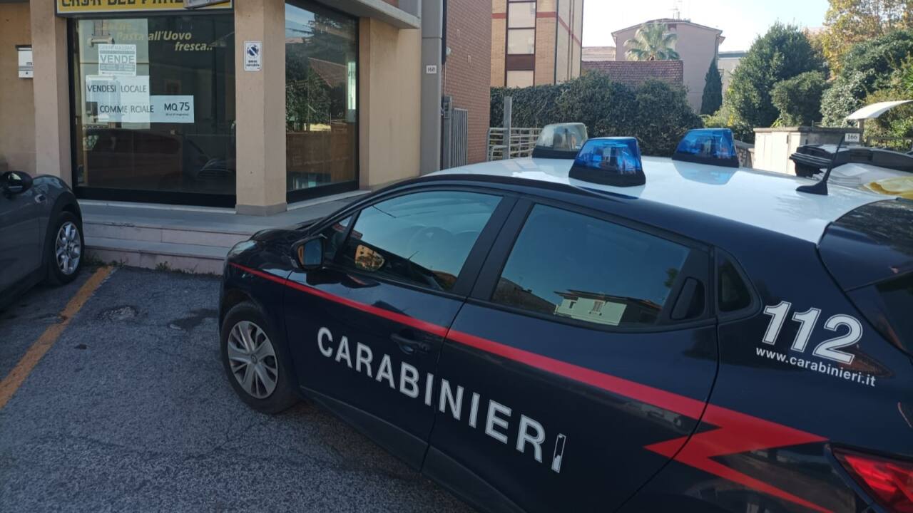 La pattuglia dei carabinieri intervenuta per la truffa sull'affitto di un'abitazione a Senigallia