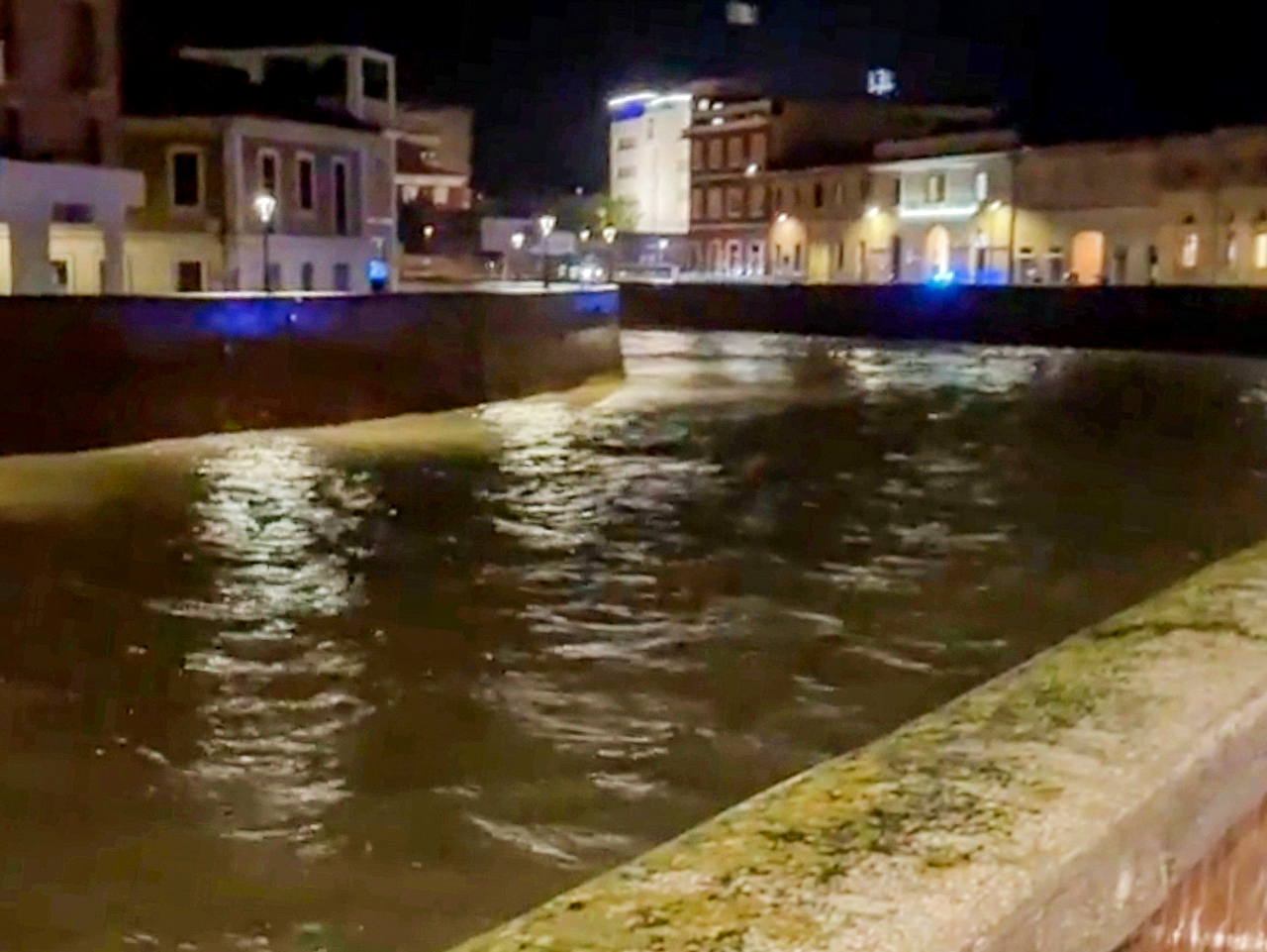 La situazione del fiume Misa a Senigallia ore 00:15 del 20 novembre 2022