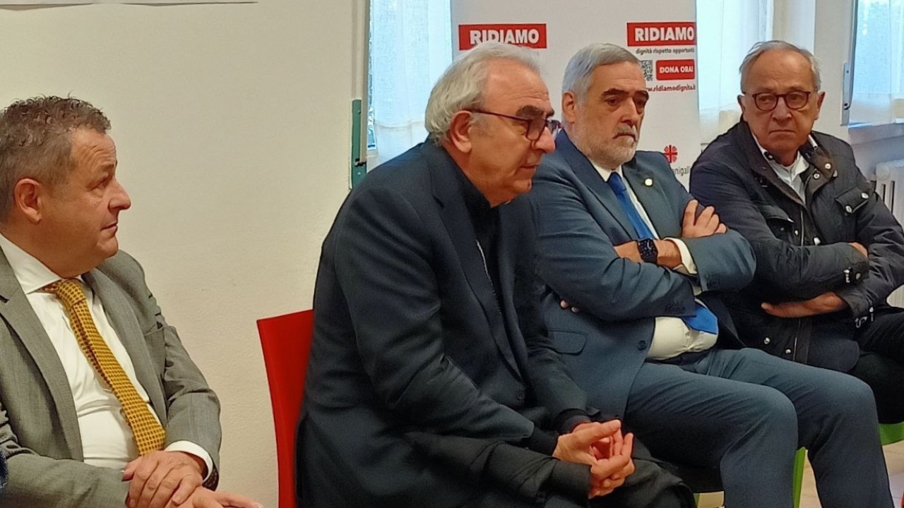 Il vescovo di Senigallia Franco Manenti e Dennis Luigi Censi, presidente della fondazione Cassa Risparmio di Fabriano e Cupramontana, hanno presentato il progetto "Forza" per sostenere le famiglie colpite dall'alluvione del 15 settembre 2022