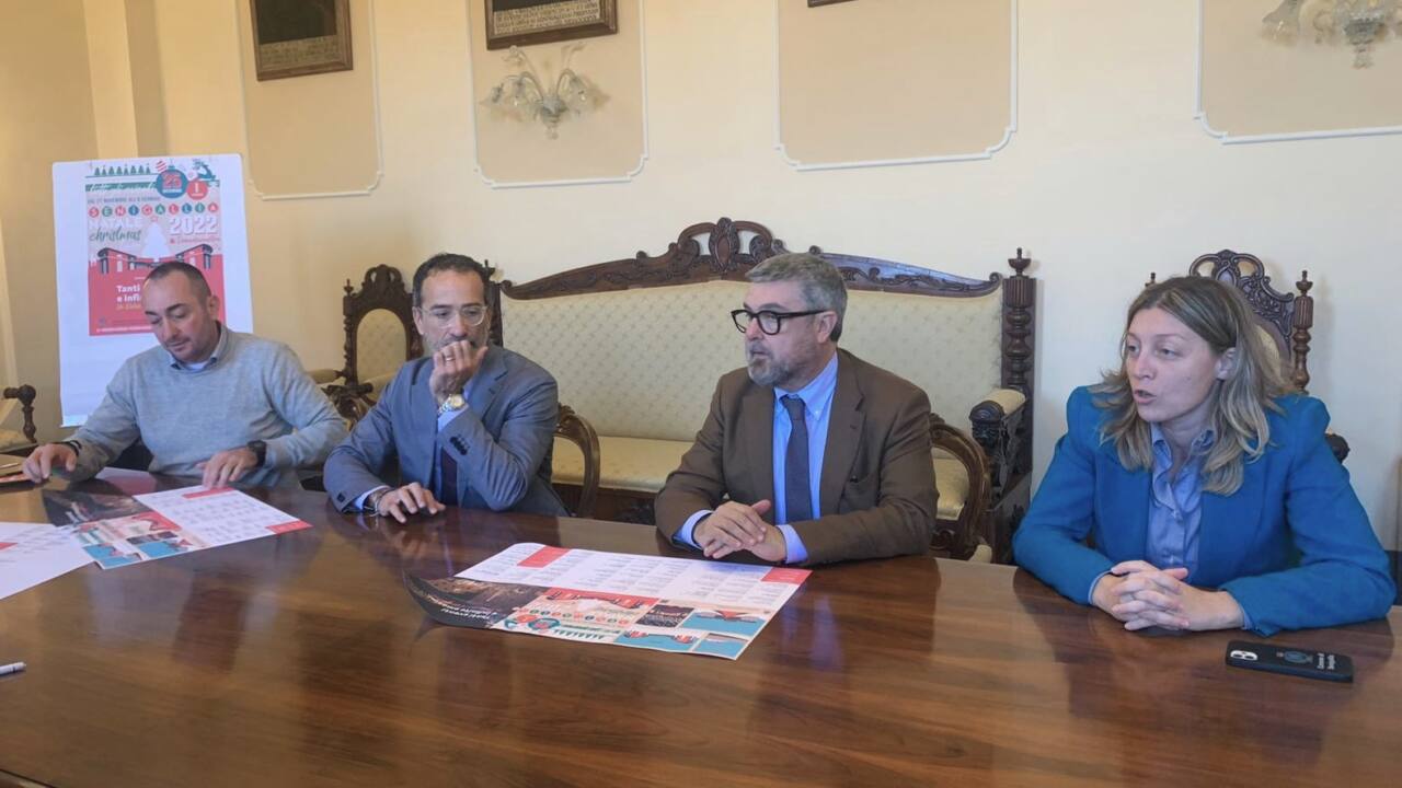 La giunta di Senigallia ha presentato il cartellone di eventi di natale 2022: da sinistra l'assessore Alan Canestrari, il vicesindaco Riccardo Pizzi, il sindaco Massimo Olivetti e l'assessora Elena Campagnolo