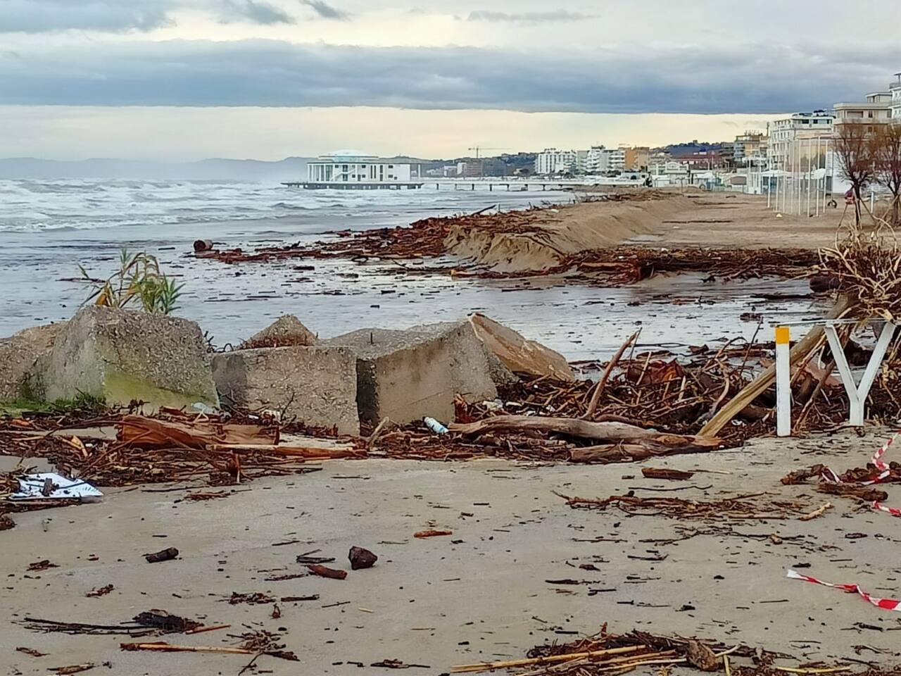 I detriti portati dalla mareggiata fino alla banchina portuale di levante