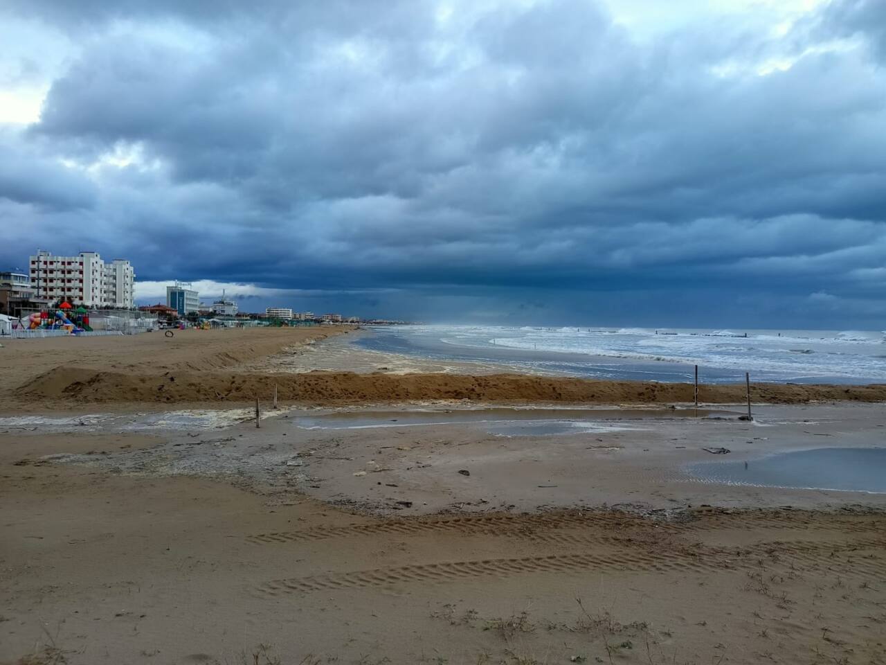 la mareggiata sulla spiaggia di ponente di Senigallia