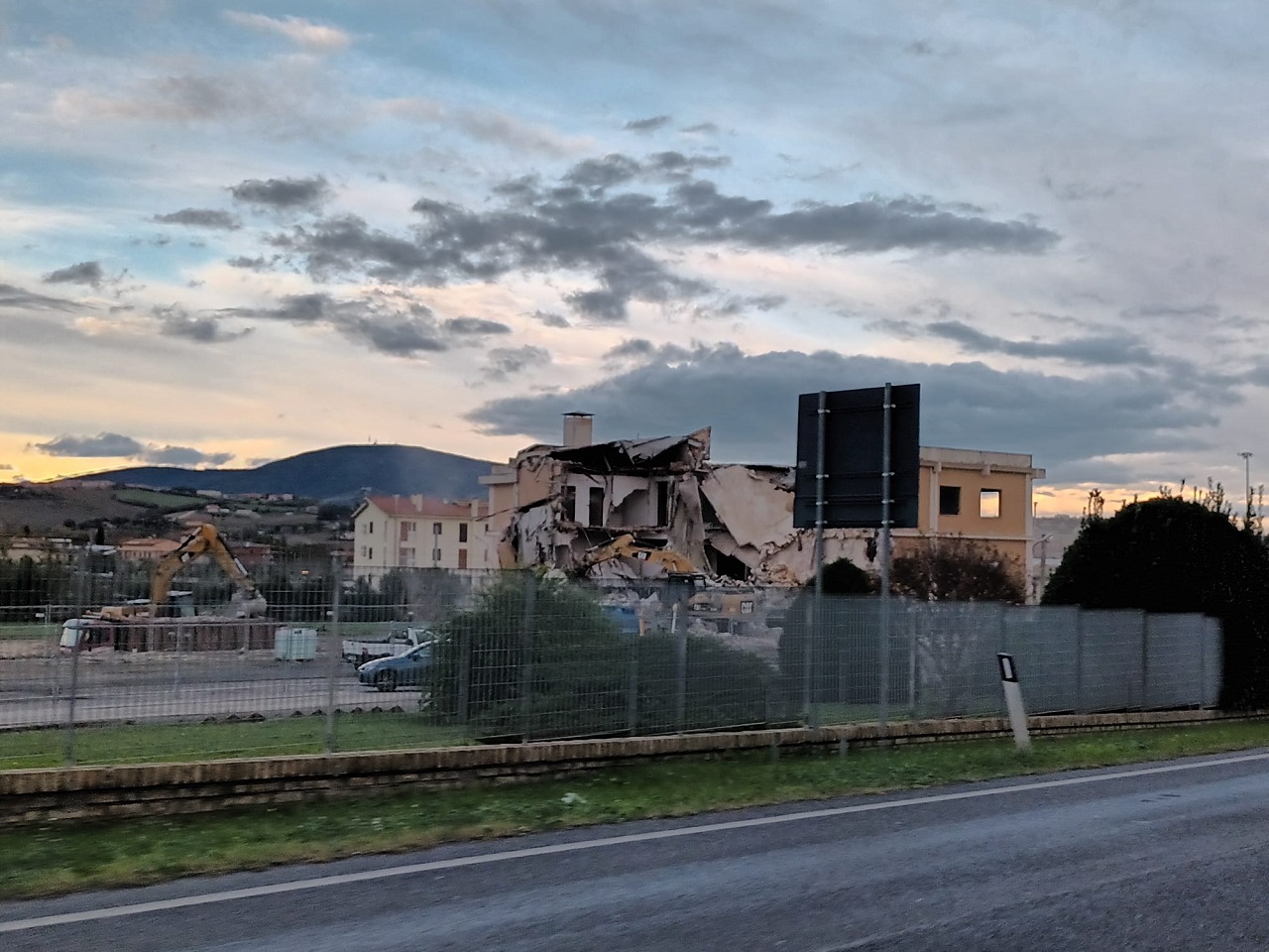 La demolizione della ex Sisme a Osimo Stazione