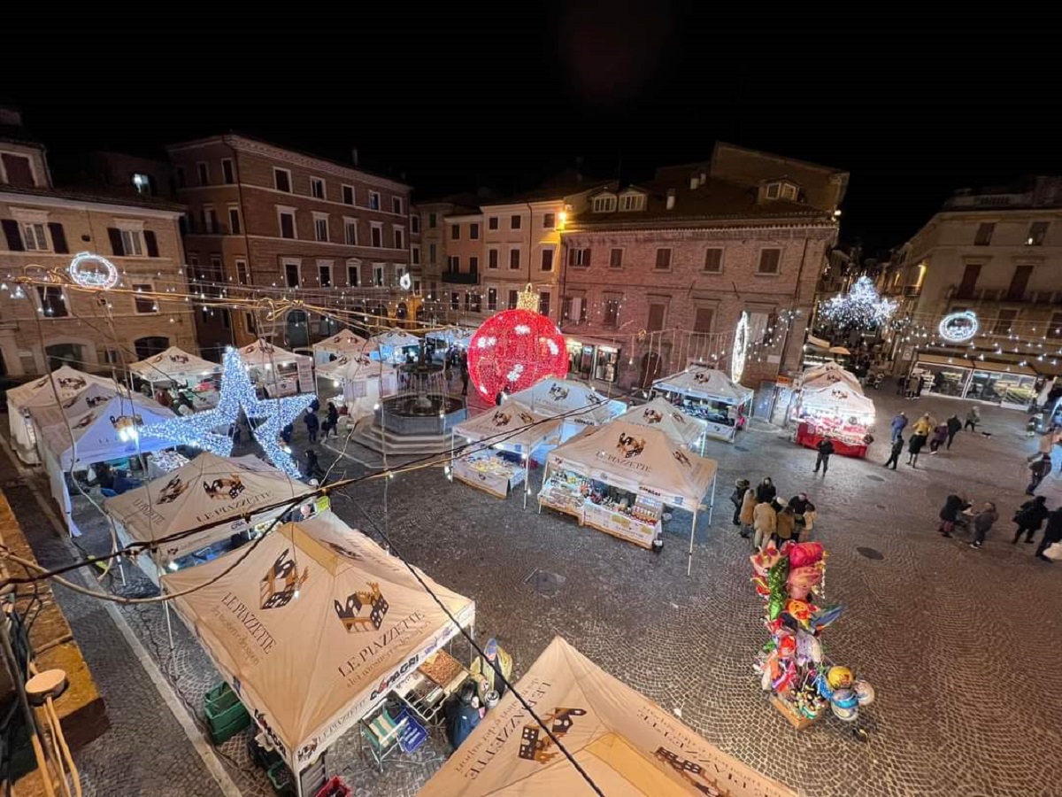 Le nuove luminarie natalizie in centro a Osimo