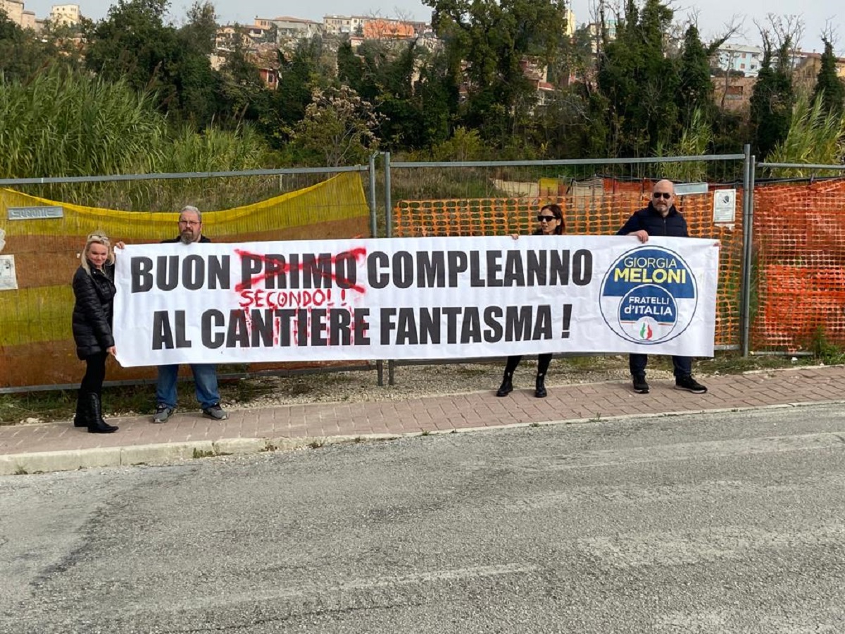 La protesta di Fratelli d'Italia a Castelfidardo