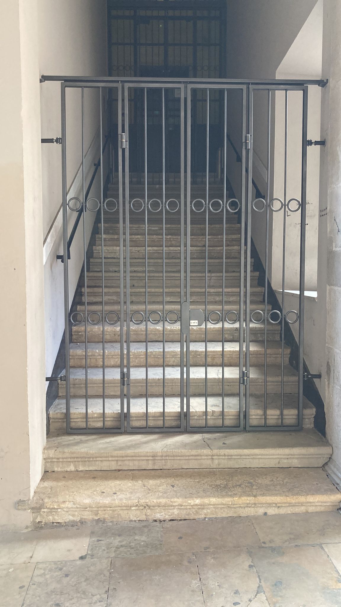 La cancellata sulla scalinata di accesso al Comune di Senigallia