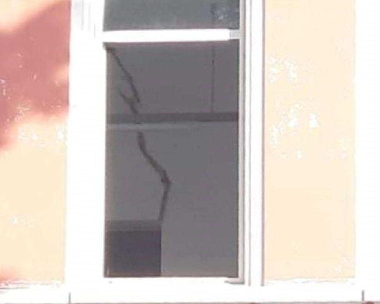 Una delle crepe alla scuola di via Marotti a Montemarciano, dopo il terremoto del 9 novembre 2022