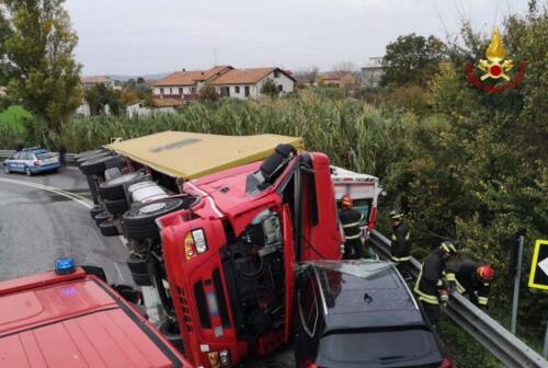 Chiaravalle, tir si ribalta e schiaccia un’ambulanza: due morti