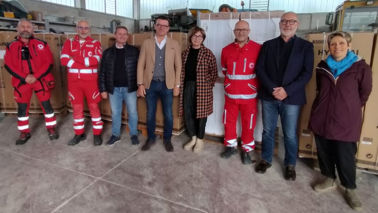 La consegna degli elettrodomestici donati da un'azienda di Ancona alle famiglie di Ostra colpite dall'alluvione