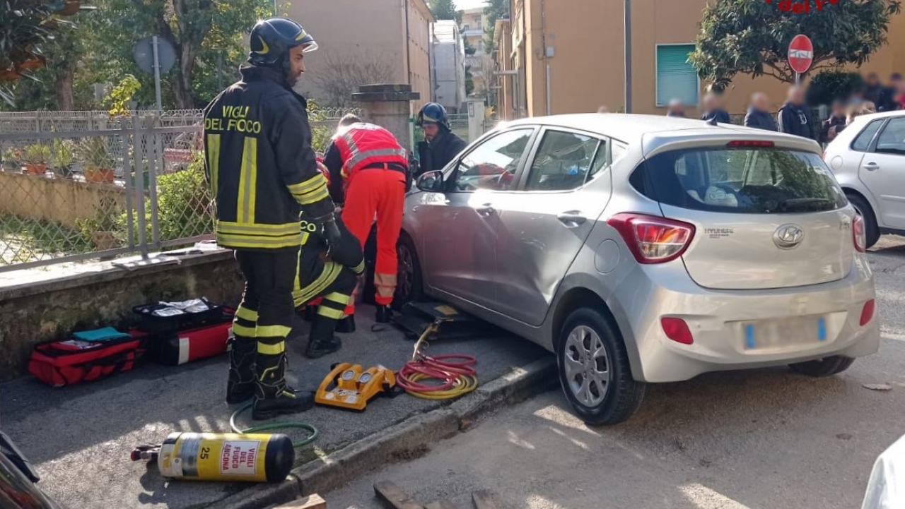 I soccorsi a Senigallia dopo l'incidente tra due auto in via Bolzano