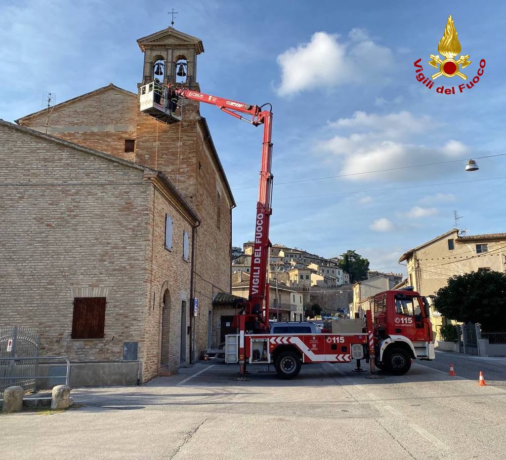 Il sopralluogo dei vigili del fuoco presso la chiesa di Sant'Anna a Corinaldo