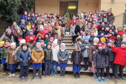 Un albero di Natale con materiali riciclati: il bell’esempio degli studenti di Castignano