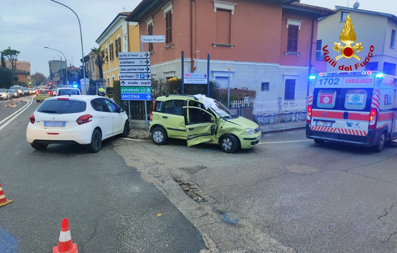 schianto tra auto sull'Adriatica: pensionato gravissimo