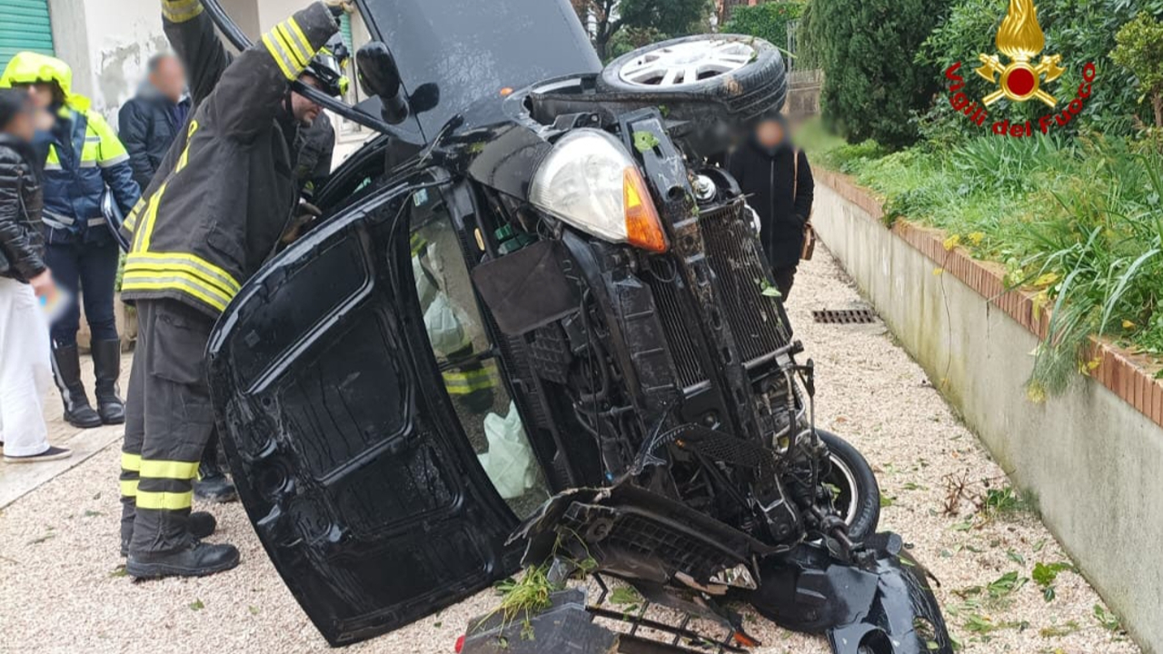 L'auto dopo l'incidente avvenuto a Corinaldo