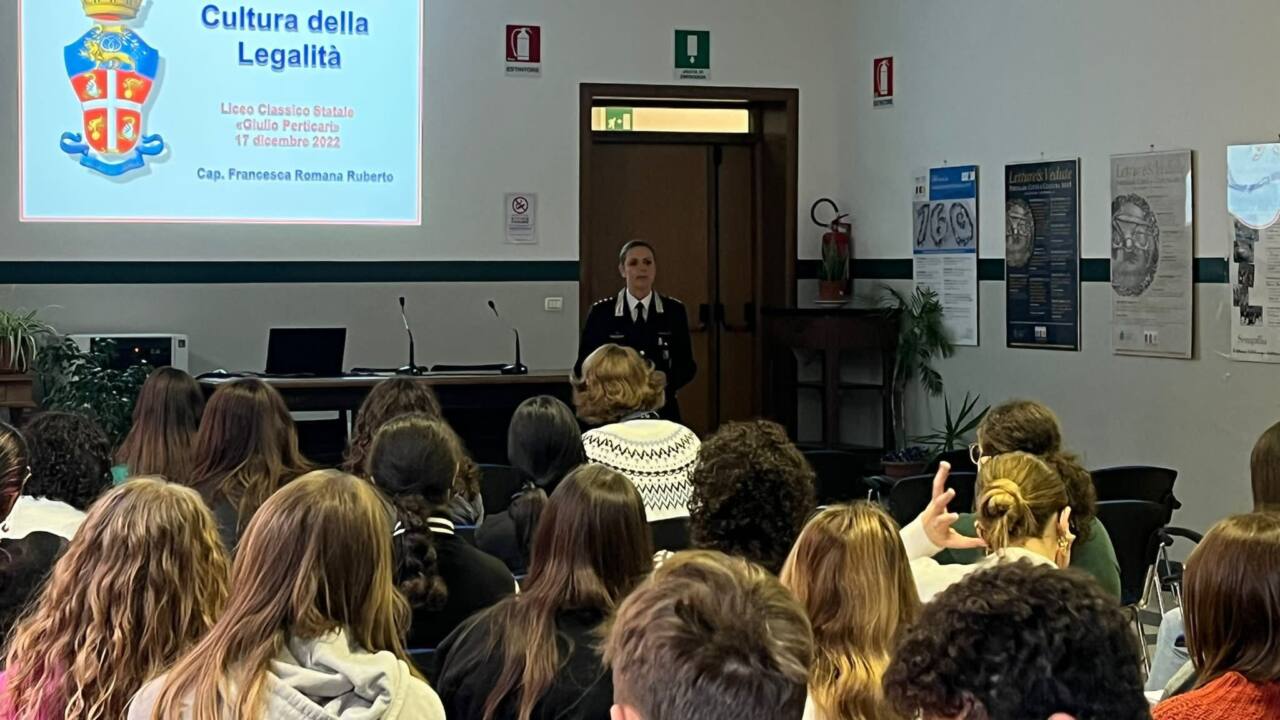 La comandante della Compagnia Carabinieri Francesca Romana Ruberto ha incontrato gli studenti e le studentesse del Perticari di Senigallia