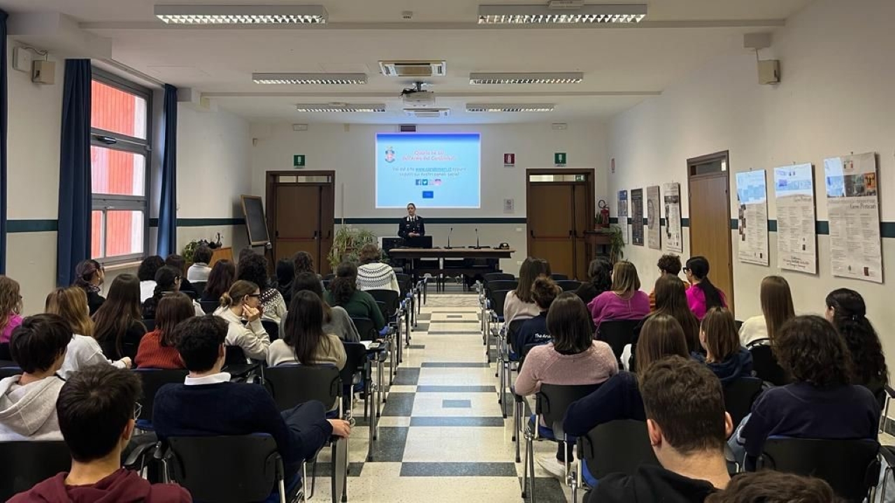 Nuovi incontri dei rappresentanti dell'Arma dei Carabinieri nelle scuole di Senigallia: in foto gli studenti del Perticari