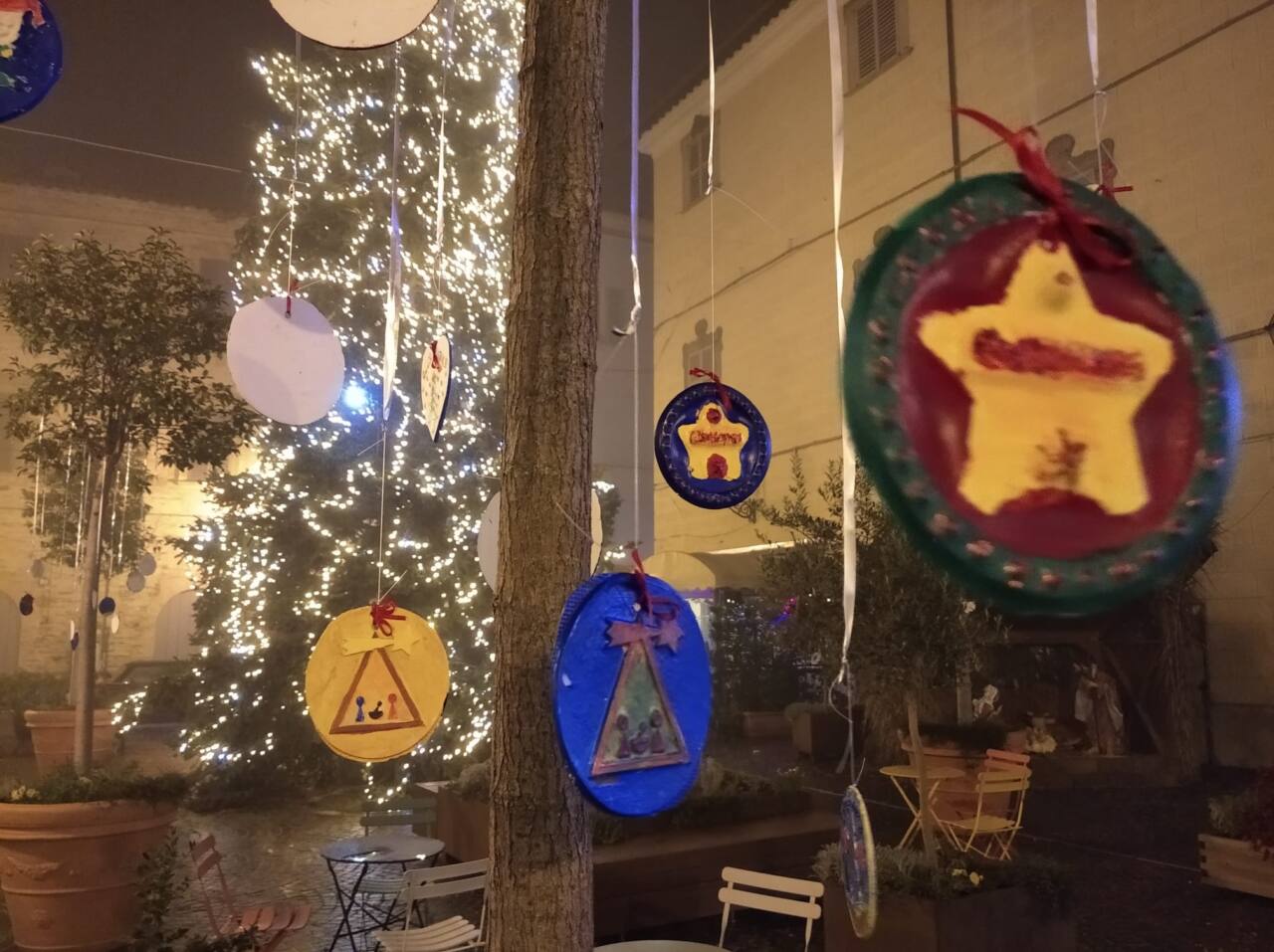vandali in azione nella notte: distrutti gli addobbi di Natale