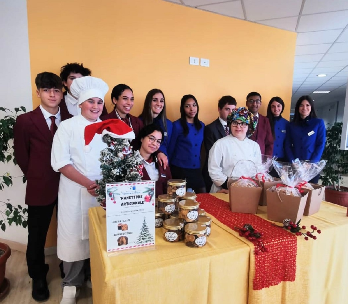 L'Alberghiero di Loreto con il panettone e i biscotti